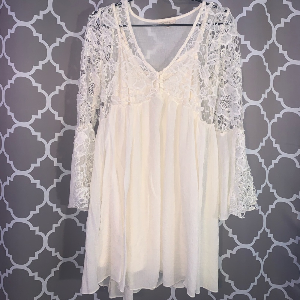 Off-white short dress with lace design